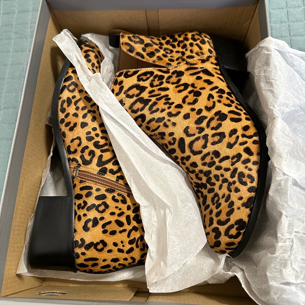 Vionic calf hair leopard print boots. NIB